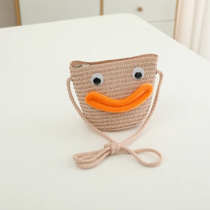 Détail d'un petit sac bandoulière en paille pour enfant avec yeux mobiles et lèvres orange