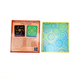 Λεπτομέρεια του κουτιού Mother Earth Mandala Oracle και κάρτα με πολύχρωμα σχέδια μαντάλα