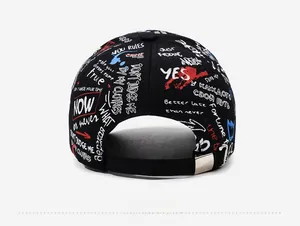 Détail arrière de la casquette graffiti avec boucle métallique et motifs imprimés