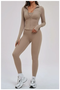 Détail d'un ensemble de yoga kaki avec haut zippé à col montant et legging taille haute