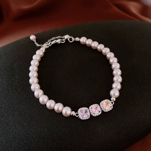 Détail du bracelet en perles avec zircons carrés roses et chaîne d'extension argentée