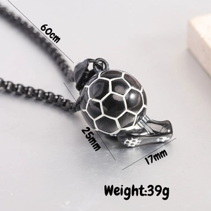 Détail du pendentif ballon et chaussure de foot avec chaîne 60cm et poids 39g