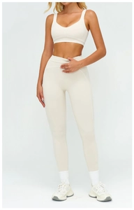 Détail de l'ensemble de yoga avec taille haute en V et lignes de soulèvement des fesses