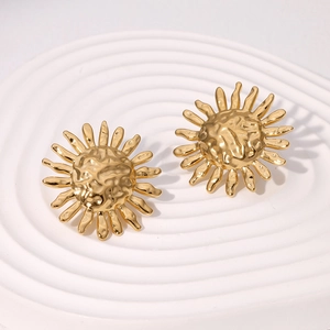 Orecchini a perno a forma di girasole in oro martellato con texture metallica vintage