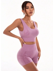 Zweiteiliges nahtloses Yoga-Set in Lavendel mit High-Waist-Shorts und Sport-BH