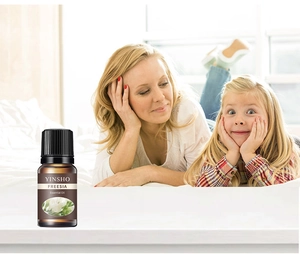 Detailaufnahme der YINSHO Freesia Ätherisches Öl Flasche in einem gemütlichen Schlafzimmer