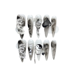 Ongles press-on marbre noir et blanc gothique avec dragon argenté 3D et breloques Yin Yang