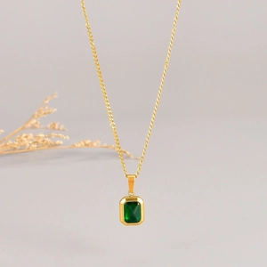 Vintage Halskette mit smaragdgrünem Rechteck-Anhänger und feiner goldener Kette