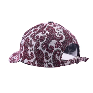 Casquette de baseball à motif paisley rouge et blanc en jacquard avec boucle en métal
