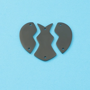 Détail de composants de bijoux DIY en acier inoxydable noir en forme de cœur puzzle