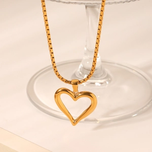 Nahaufnahme eines hohlen Herzanhängers in 18K Gold auf einer klassischen Box-Halskette