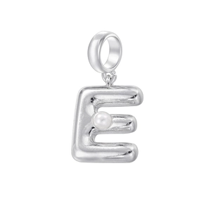 Détail du pendentif lettre E en argent avec incrustation de perle et finition polie