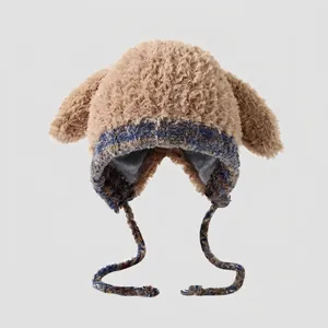 Detalle del gorro de peluche marrón con orejas de conejo, ribete de punto y forro de algodón