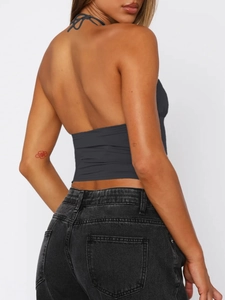 Detalle del top corto gris oscuro con cuello halter y espalda plisada estilo y2k