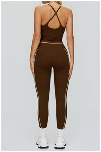 Détail du haut de yoga à dos croisé et leggings avec bandes latérales en marron foncé