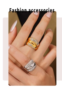 Detalle de anillos multicapa con pavé de cristales en oro y plata y diseño de ondas