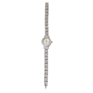 Silberne Damen-Quarzuhr mit kristallbesetztem Metallarmband auf weißem Hintergrund