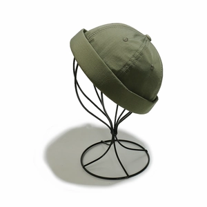 Detail der armee-grünen Seemannsmütze aus schnelltrocknendem Stoff auf einem Ständer