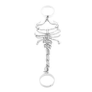 Details eines silbernen Skorpion-Fingerrings mit weißen Strasssteinen im Punk-Gothic-Stil