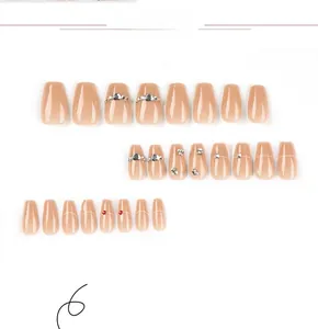 Détails de 24 faux ongles nude ballerine avec lignes blanches et strass brillants
