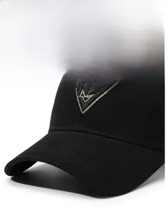 Dettaglio ravvicinato della visiera rigida e del ricamo su un cappellino da baseball.