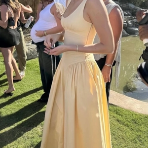 Robe longue élégante jaune pâle sans manches avec col en U et taille plissée de soirée