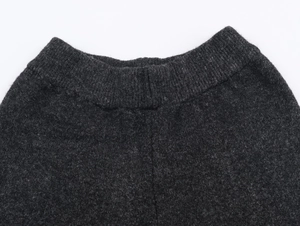 Details des elastischen Rippstrick-Bunds der dunkelgrauen Strickhose für Damen