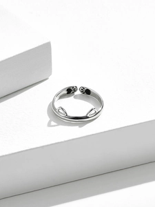 Dettaglio dell'anello in argento S925 con design a orecchie di gatto e impronte nere
