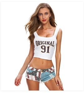 Dettaglio top bianco corto con stampa 'ORIGINAL 91' e pantaloncini in denim con bandiera USA