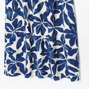 Blau-weißes Blumenkleid mit V-Ausschnitt, ärmellos, mit Taillenfalte und Printmuster