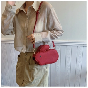 Détail du sac bandoulière lapin rouge en similicuir avec bandoulière réglable pratique