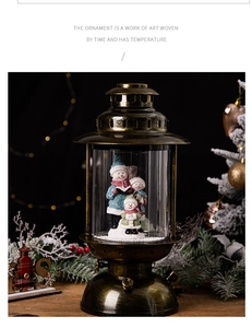 Dettaglio della lanterna di Natale vintage in bronzo con scena di famiglia di pupazzi di neve