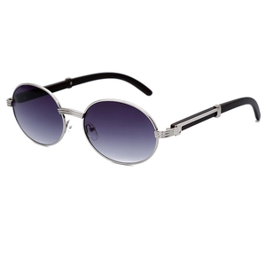 Gafas de sol ovales con montura metálica plateada y lentes degradadas en color púrpura