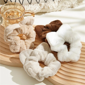 Set di quattro elastici per capelli in peluche con fiocchi in beige, marrone, bianco e grigio