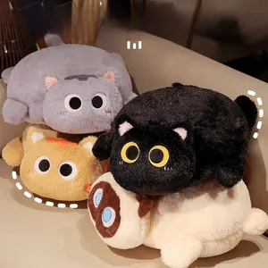 Pile de coussins chat en peluche avec broderie sur un canapé en cuir beige élégant