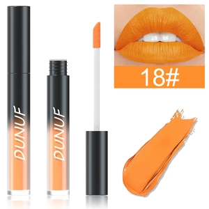 Détail du rouge à lèvres liquide mat orange DUNUF n° 18 avec applicateur et essai lèvres