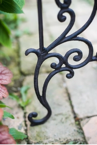 Détail de volutes en fonte noire avec revêtement antirouille pour décoration de jardin
