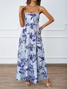 Robe longue fleurie bleu clair avec fleurs violettes et design dos nu élégant et raffiné