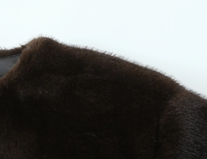 Dettaglio che mostra la consistenza morbida e le fibre fitte della pelliccia marrone