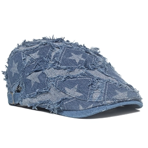 Détail d'une casquette plate en jean bleu avec bords effilochés et motif d'étoiles