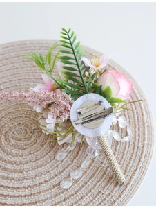 Détail du revers de la boutonnière avec clip métallique et poignée en fil doré