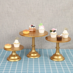 Juego de tres soportes metálicos dorados para tartas y repostería en celebraciones