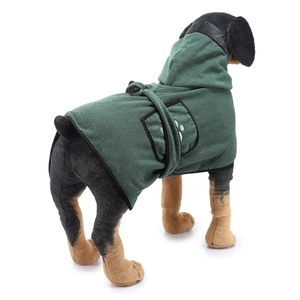 Dettaglio dell'accappatoio per cani in microfibra verde scuro con cappuccio e logo zampa