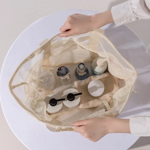 Große Strandtasche aus Netzstoff mit viel Platz für Reisezubehör und Handtücher