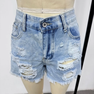 Vue détaillée du short en jean bleu clair délavé avec ourlets effilochés sur un mannequin