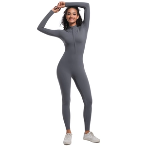 Détail du body gris avec fermeture éclair, tissu moulant et col montant sportif