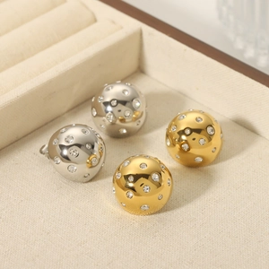 Boucles d'oreilles boules luxueuses en or et argent avec diamants dans une boîte à bijoux