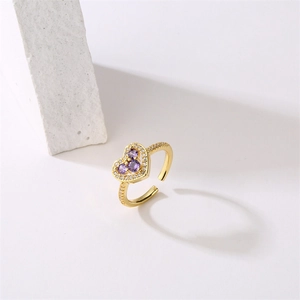 Dettaglio anello regolabile dorato con cristalli di zirconia viola a forma di cuore