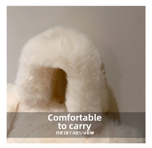 Détail de la poignée en peluche douce du cabas en fausse fourrure crème texture