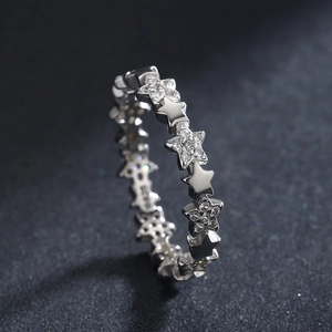 Eternity-Ring mit polierten Silbersternen und Pavé-Diamantsteinen auf schwarzem Grund